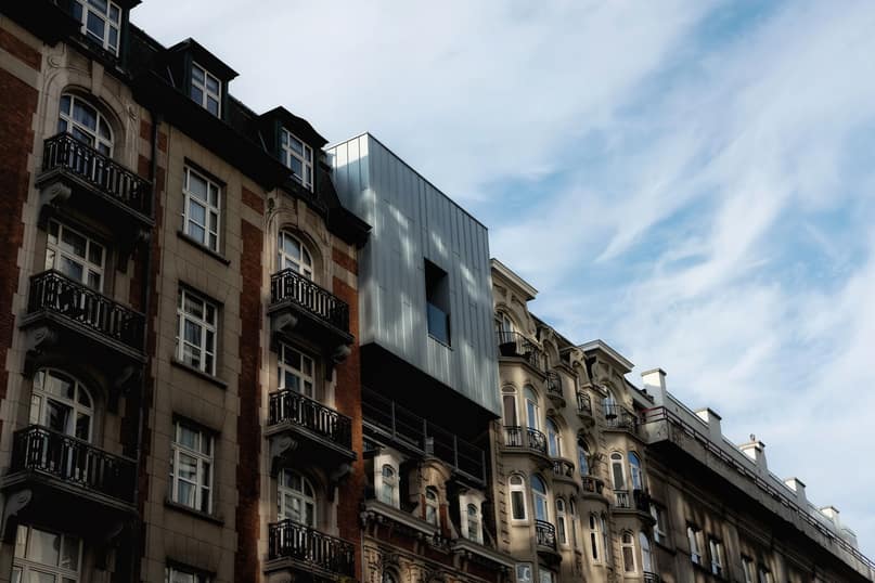 Après l'incendie de l'atelier, une rue reprend son souffle